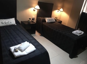 Quarto standard, 2 camas de solteiro, para não fumantes | Roupas de cama premium, edredons de pluma