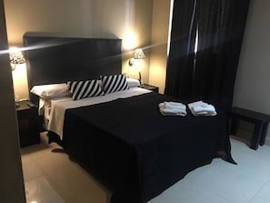 Quarto standard, 1 cama de casal, para não fumantes | Banheiro | Chuveiro, chuveiro com efeito de chuva, produtos de toalete grátis