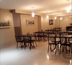 Café da manhã com buffet grátis todos os dias