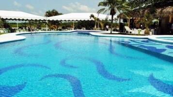 Außenpool, geöffnet von 08:00 Uhr bis 21:00 Uhr, Sonnenschirme