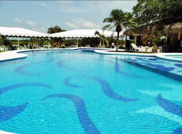 Piscine extérieure, parasols de plage, chaises longues