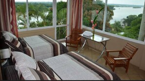 Design-Vierbettzimmer, 2 Doppelbetten, Nichtraucher, Flussblick