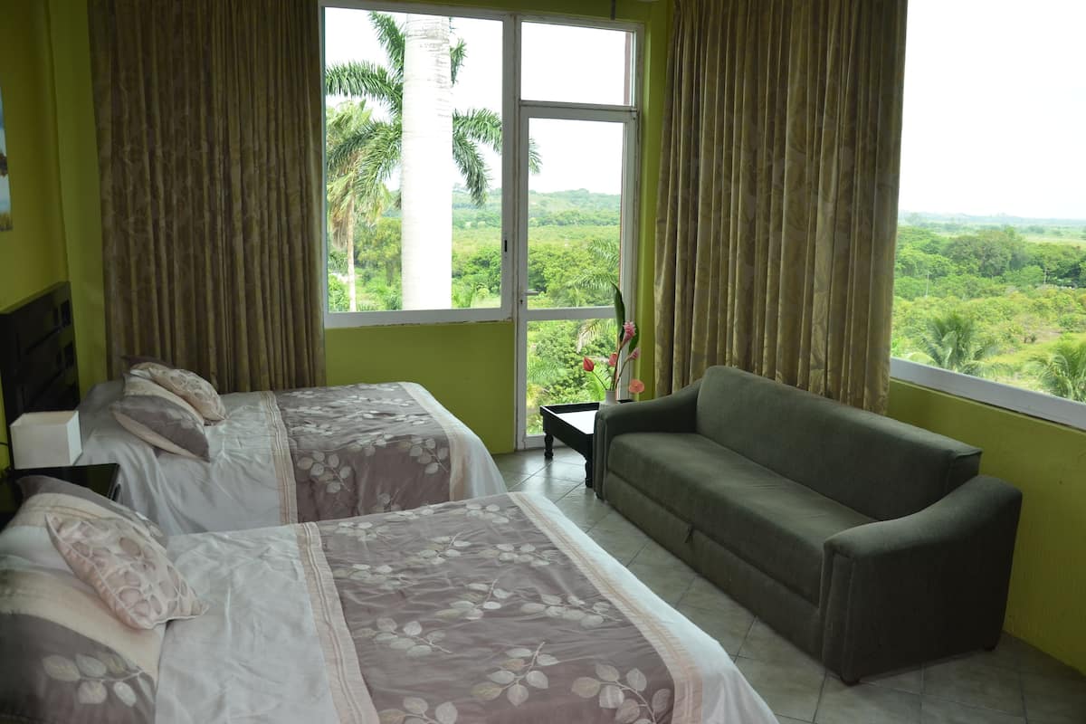 Design Quadruple Room, 2 Double Beds, Non Smoking, Garden View