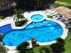 Udendørs pool, åben fra kl. 08.00 til kl. 21.00, parasoller, liggestole