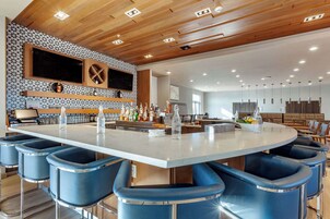 Breakfast and dinner served