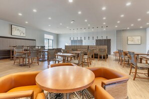 Breakfast and dinner served - Cambria Hotel Richardson - Dallas (Plano)