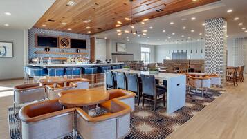 供应早餐和晚餐