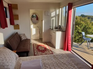 Iron/ironing board, free WiFi, bed sheets