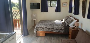 Tabla de planchar con plancha, wifi gratis y ropa de cama 
