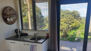 Frigorífico, placa de cocina, hervidor eléctrico y utensilios de cocina