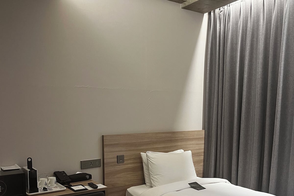 Standard Single-(Wheelchair accessible room, can be booked for 1 person) | Sängtillbehör av högsta kvalitet, duntäcken och bäddmadrasser