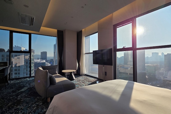 Pent Studio | Seprai premium, selimut bulu angsa, bantalan ekstra lembut, dan brankas