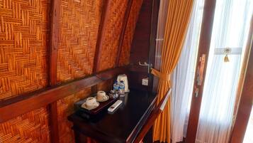 Standard dubbelrum - 1 kingsize-säng - uteplats - utsikt mot bergen | Kaffe och/eller kaffebryggare