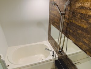 Bañera y ducha independientes y bañera profunda