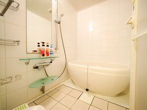 Lejlighed | Badeværelse | Separat badekar og bruser, dybe badekar, gratis toiletartikler