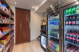 Zona de venta con aperitivos, bebidas y un microondas.