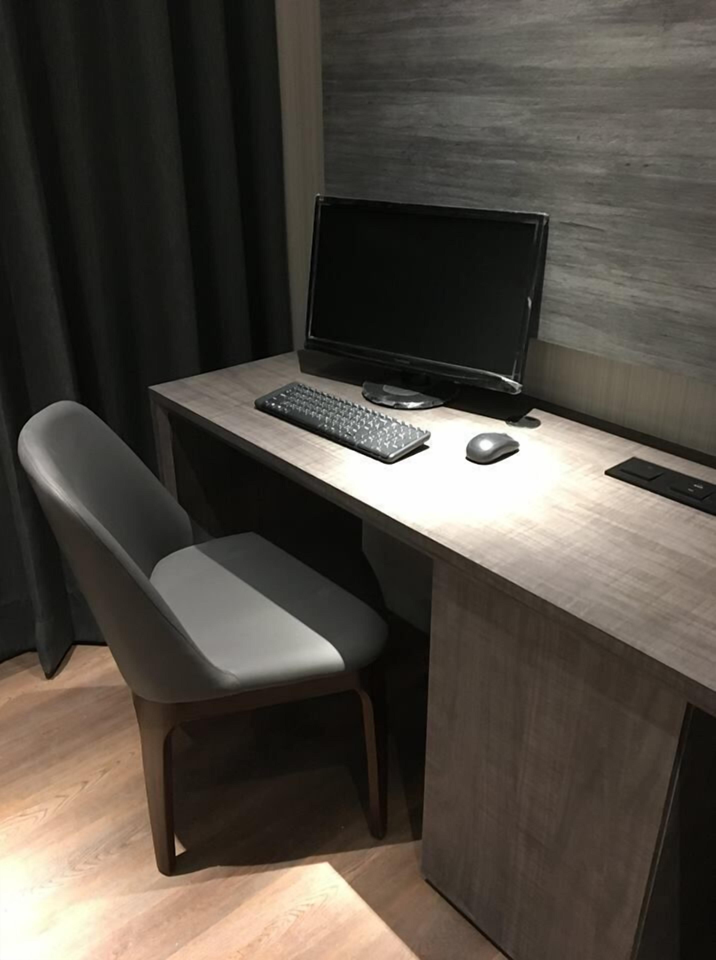 Un bureau moderne, équipé d’un ordinateur, d’un clavier et d’une souris.