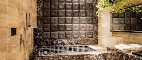 Doppia Deluxe | Con stile personalizzato, con arredamento individuale, una scrivania
