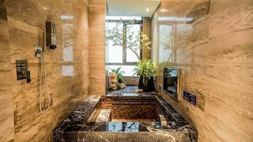 Habitación doble superior | Baño | Artículos de higiene personal gratuitos, secador de pelo y zapatillas