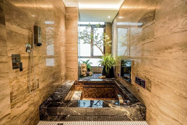 スーペリア ダブルルーム | バスルーム | バスアメニティ (無料)、ヘアドライヤー、スリッパ