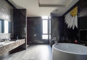 Comfort Double Room | Bathroom | Free toiletries, hair dryer, slippers