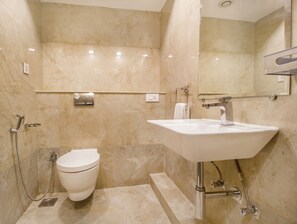 Deluxe Room | Bathroom | Shower, free toiletries