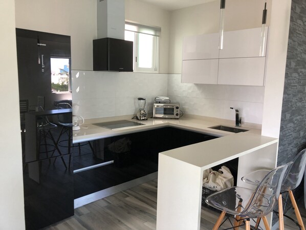 Apartamento conforto, várias camas, banheira de imersão | Cozinha privada | Geladeira, micro-ondas, fogão, cooktop