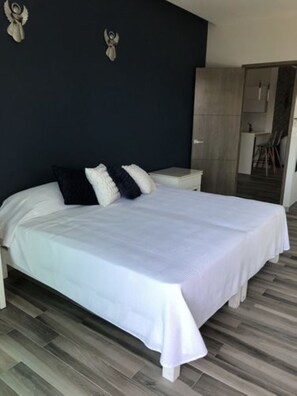 Comfort Apartment, Multiple Beds, Hot Tub | 3 bedrooms, in-room safe, blackout drapes, iron/ironing board