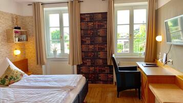 Individuell dekoriert, individuell eingerichtet, Schreibtisch