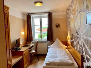 ห้องพักตกแต่งอย่างมีเอกลักษณ์, ตกแต่งพิเศษโดยเฉพาะ, โต๊ะทำงาน