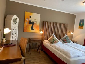 Decoración personalizada, muebles diferentes y escritorio 