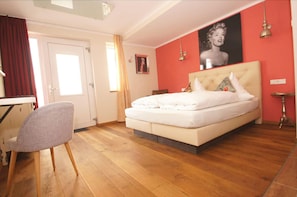 Individually decorated, individually furnished, desk, blackout drapes - UNO Hotel Chapeau Noir (Ueberherrn)