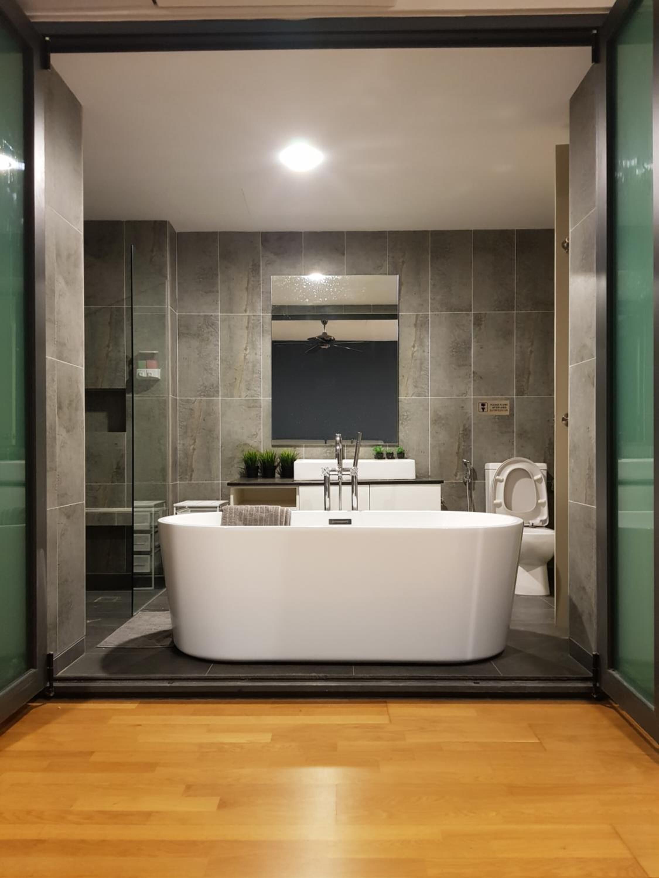 Een douche, gratis toiletartikelen, een haardroger, handdoeken