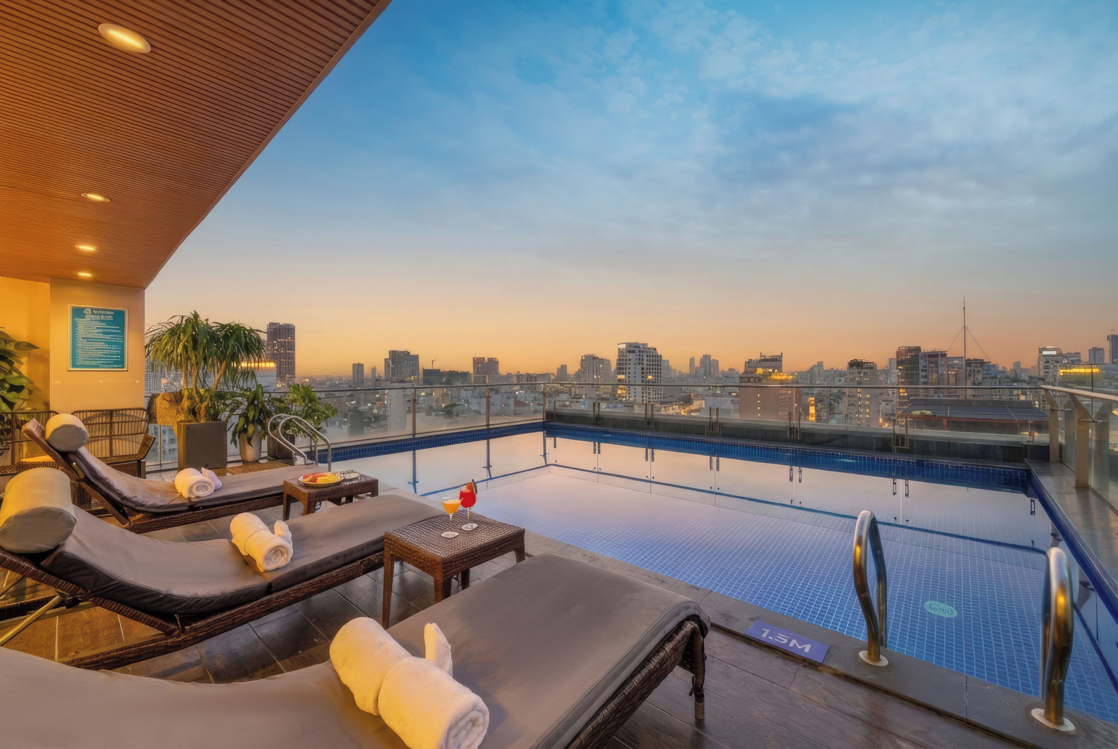 Una piscina al aire libre, sombrillas, sillones reclinables de piscina