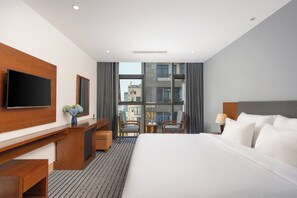 Suite King City View With Bathtub | Premium bedding, memory-foam beds, minibar, in-room safe - Sana Danang Beach Hotel (Da Nang)
