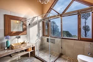 Habitación doble de lujo, 1 cama King size, para no fumadores, vista a la montaña | Baño | Regadera y shampoo