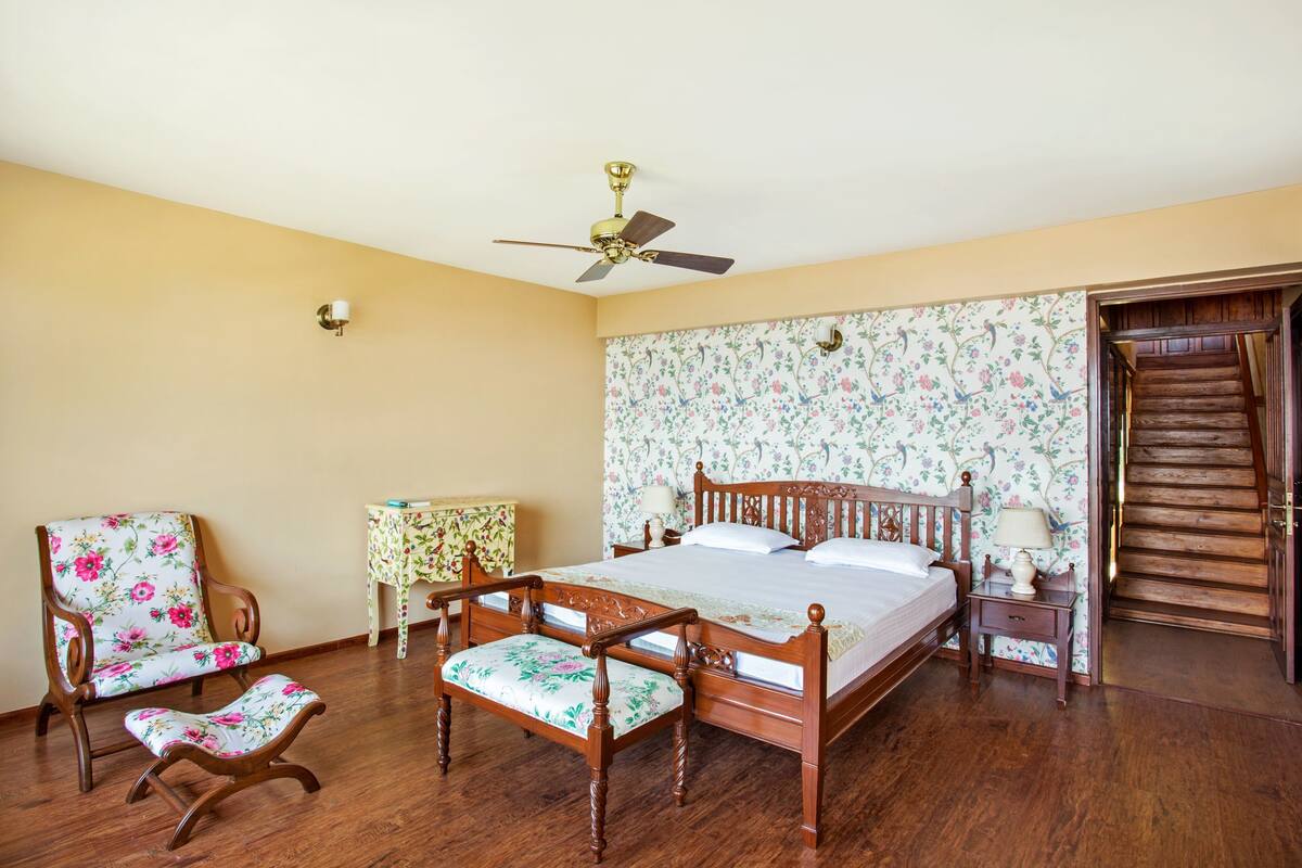Habitación doble de lujo, 1 cama King size, para no fumadores, vista a la montaña | Camas extra, ropa de cama y acceso para silla de ruedas
