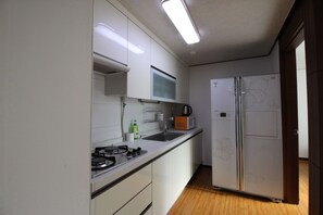 Full House | Private kitchen | Fridge, microwave - Cheongdam Kalixvill (Seoul)