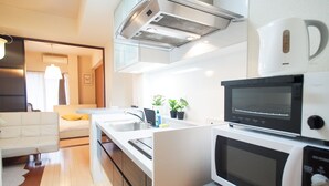 Apartemen | Dapur kecil pribadi | Lemari es, microwave, kompor, dan ketel listrik