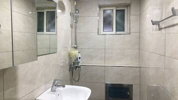 Full House | Bathroom | Shower, free toiletries, hair dryer, towels