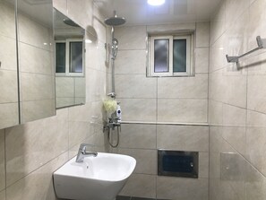 Full House | Baño | Regadera, amenidades de baño gratuitas, secadora de cabello, toallas 