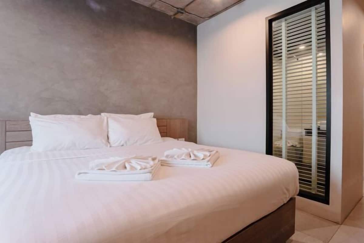Caja de seguridad en la habitación, escritorio y cortinas blackout