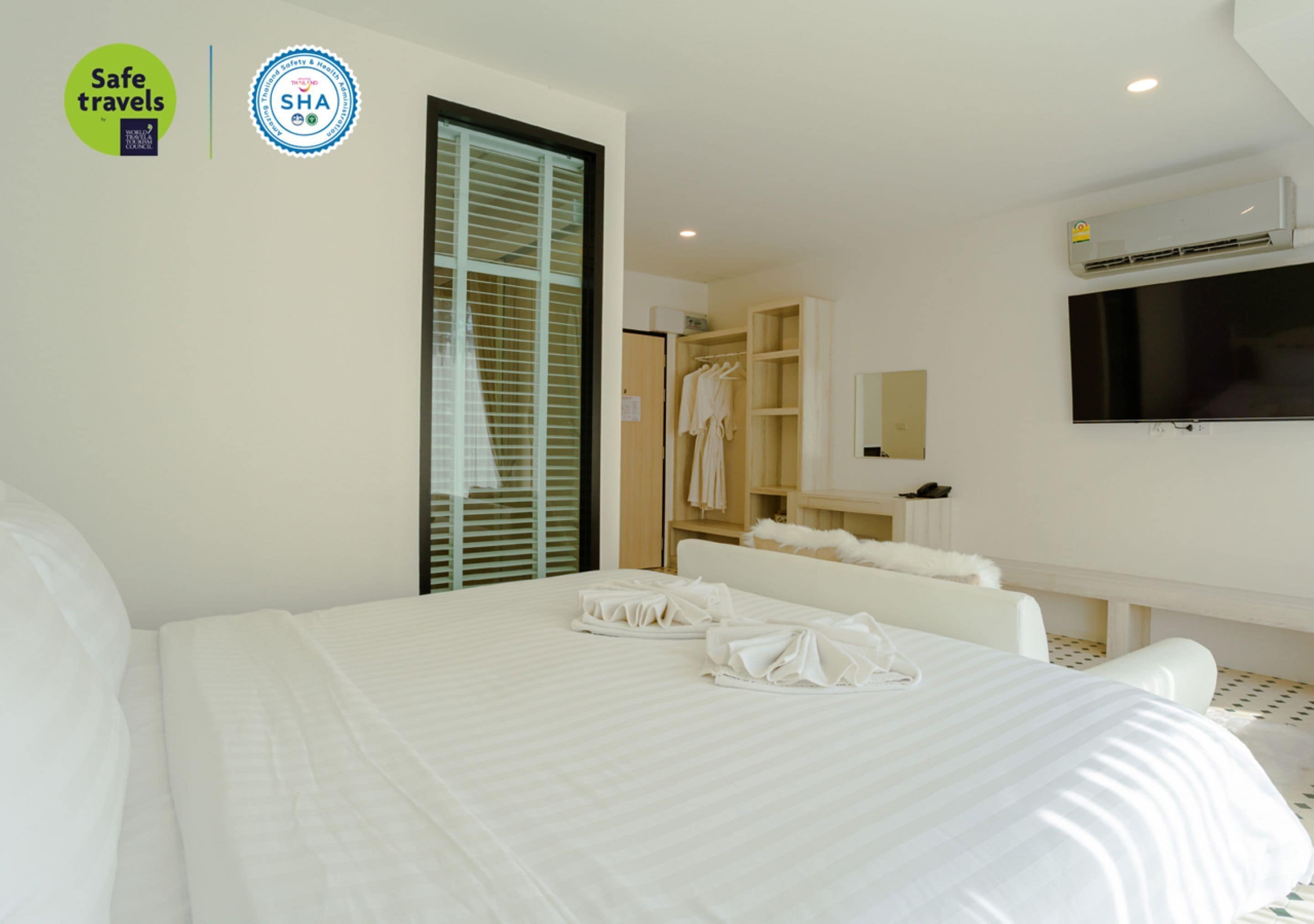 deluxe double room, garden view | in-room safe, desk, blackout curtains, free wifi