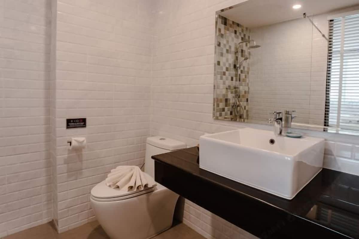 Baño | Regadera, regadera tipo lluvia, amenidades de baño gratuitas, batas