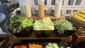 Ein reichhaltiges Buffet mit verschiedenen Speisen, darunter Salate, Gemüse und Eier.