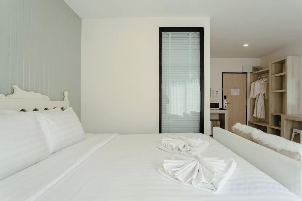 Ein Hotelzimmer mit Bett, Kleiderschrank und Bad.