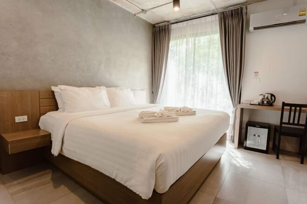 In-room safe, desk, blackout drapes, WiFi (free)