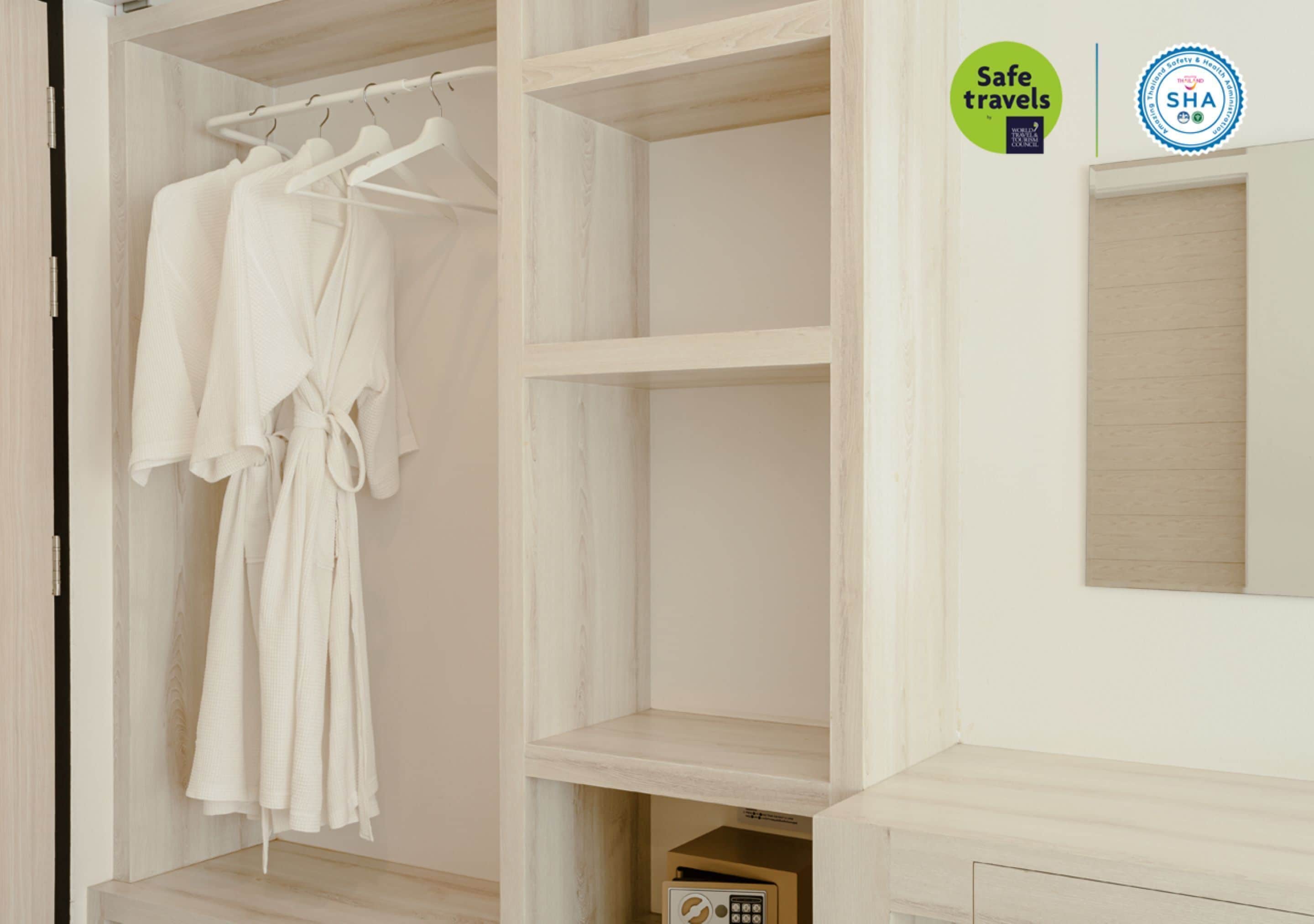 deluxe double room, garden view | in-room safe, desk, blackout curtains, free wifi