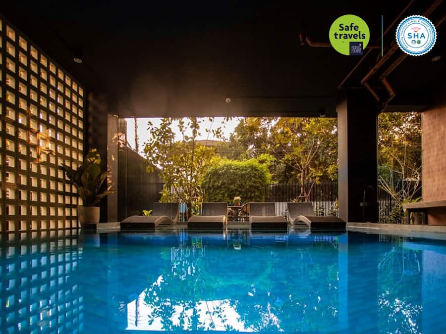 Indoor pool, sun loungers