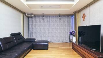 Full House | Living area | Flat-screen TV